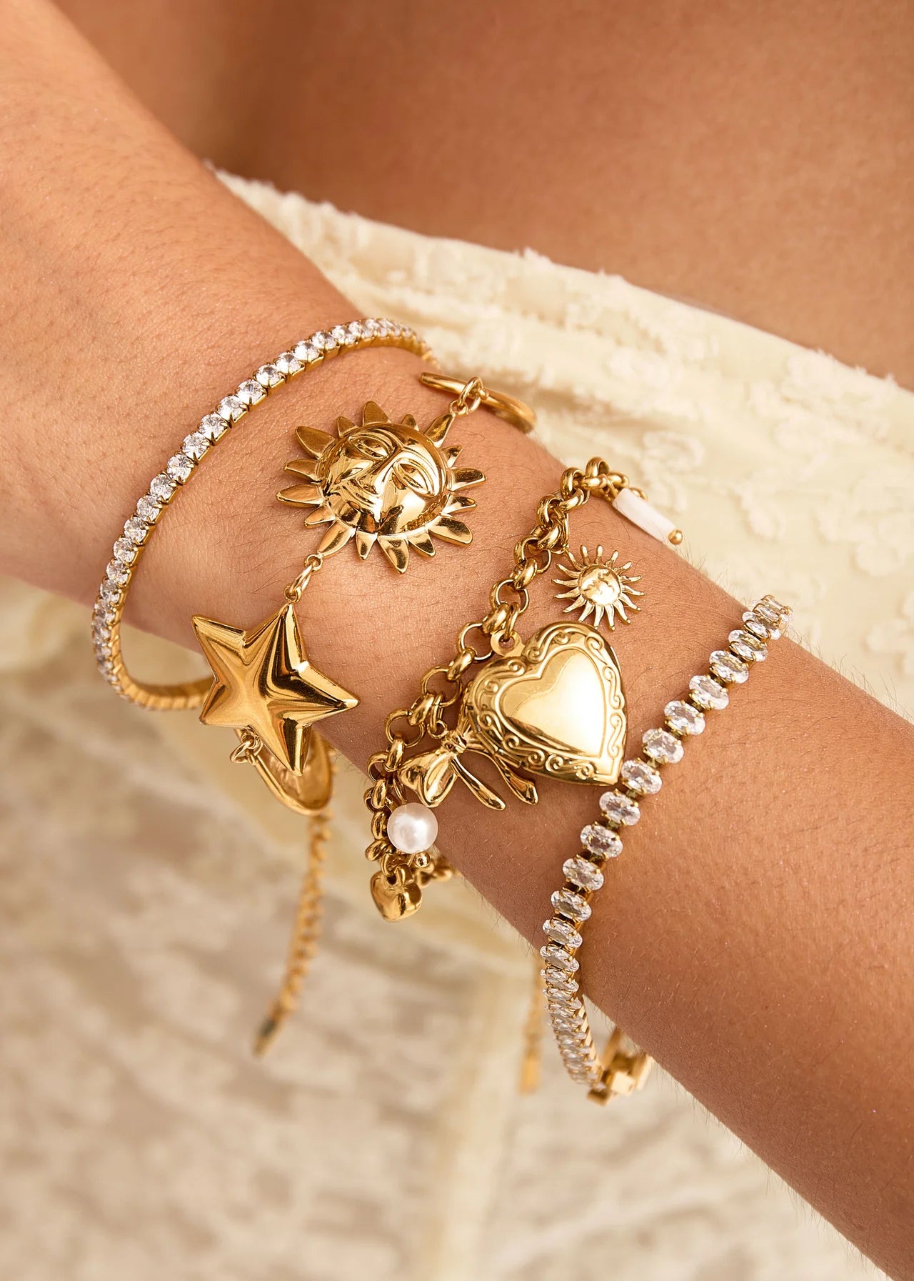Love Bow Golden Bracelet